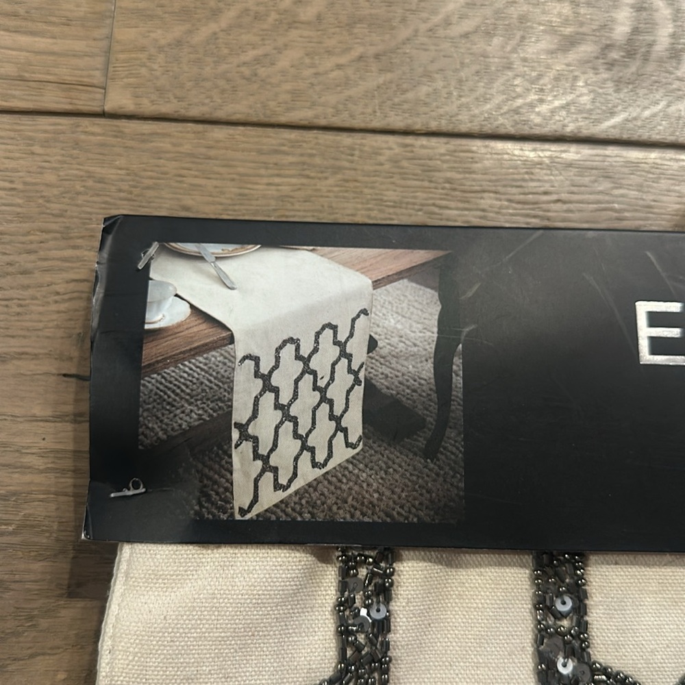 Table Runner - Picture 4 of 4